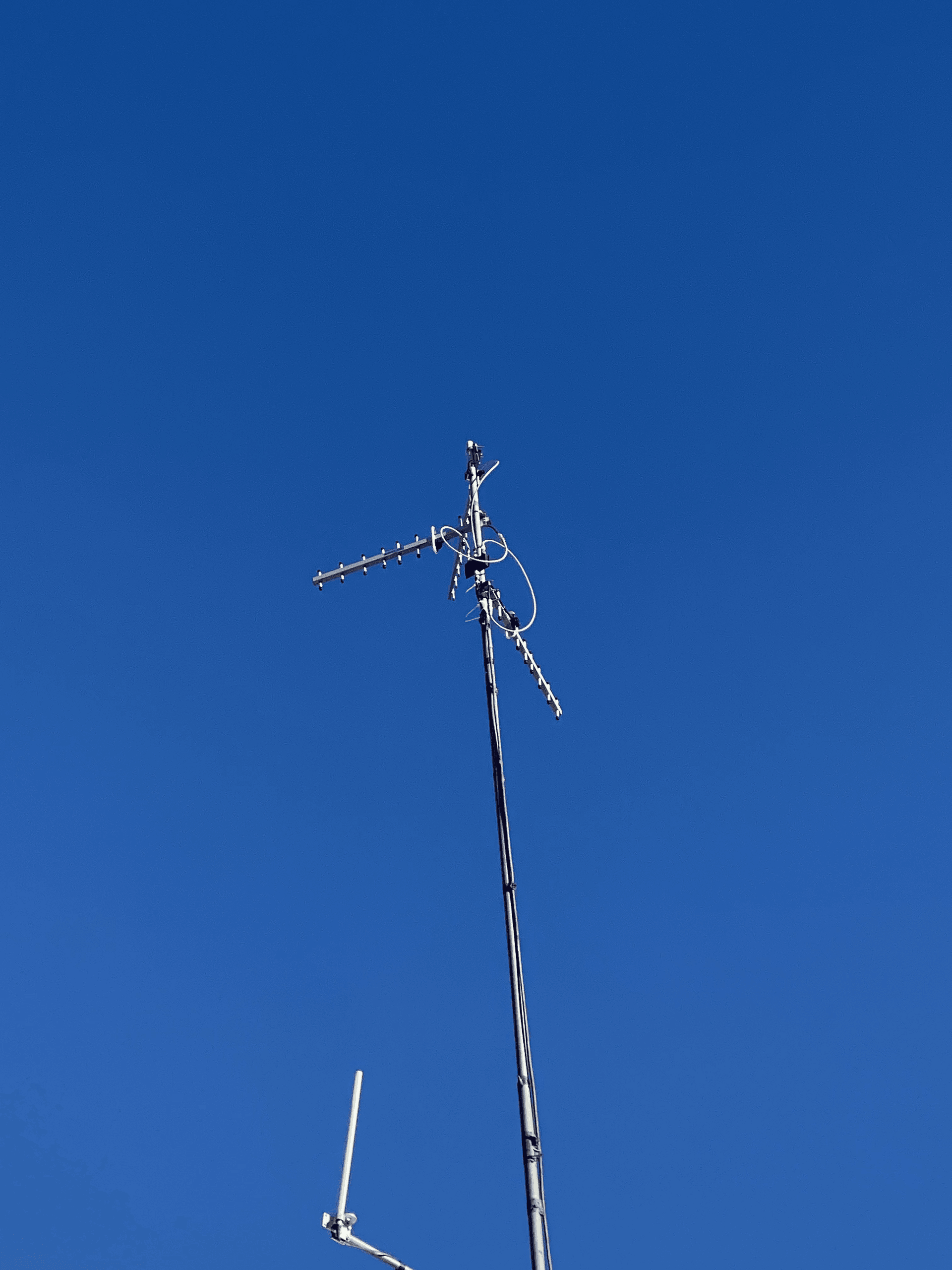 Helium antenna against clear Arizona sky, showcasing optimal positioning