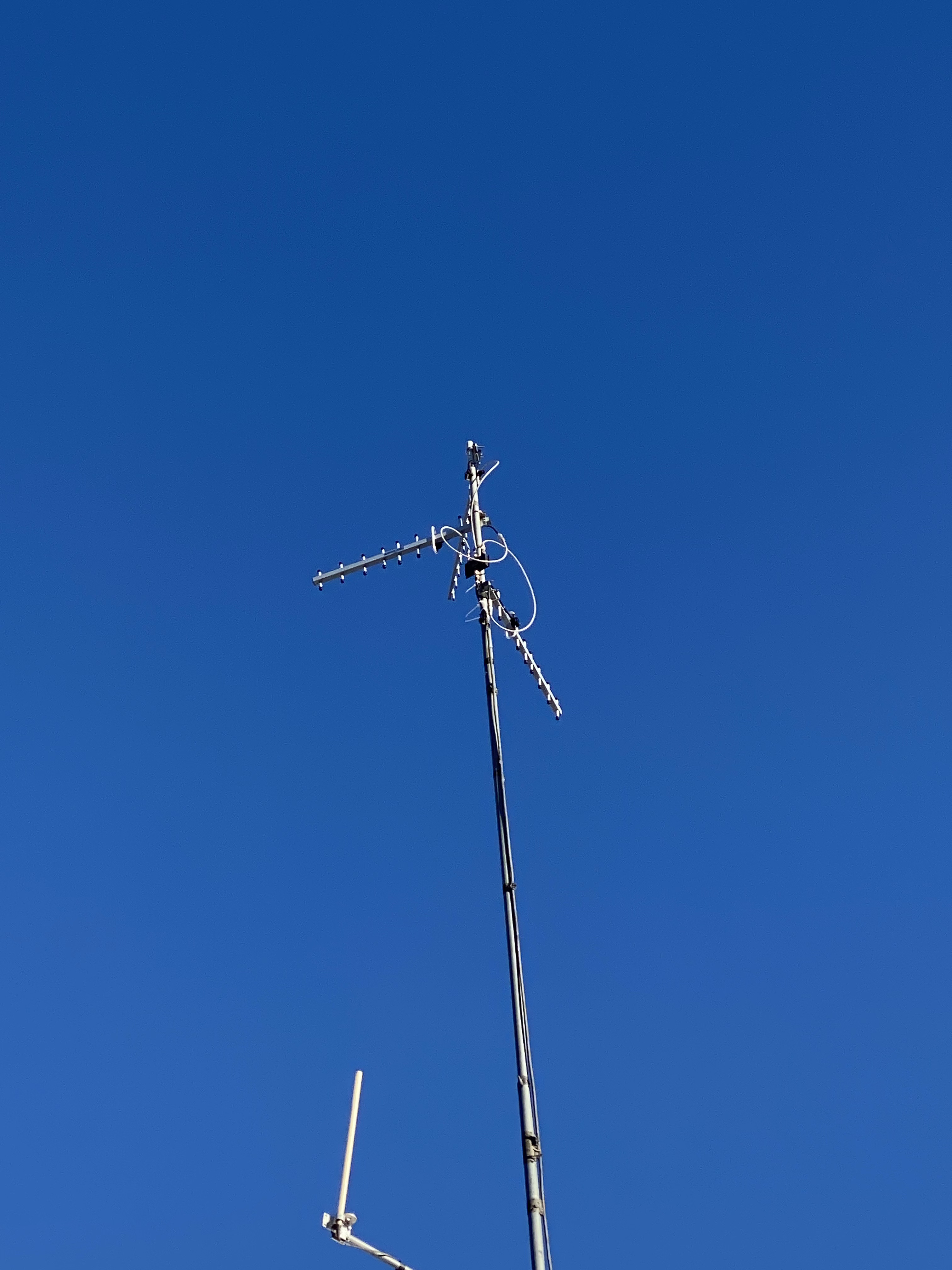 Helium antenna against clear Arizona sky, showcasing optimal positioning